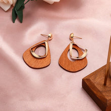 Load image into Gallery viewer, Women Gold Earrings
